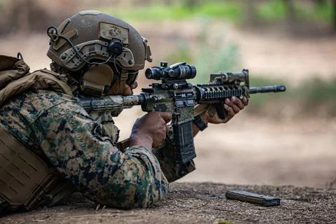 RECORD DATE NOT STATED  A U.S. Marine fires his M4 assault rifle on an Ind... Foto stock