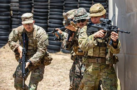 RECORD DATE NOT STATED  A U.S. Marine, Australian Soldier, and two U.S. Ar... Foto stock