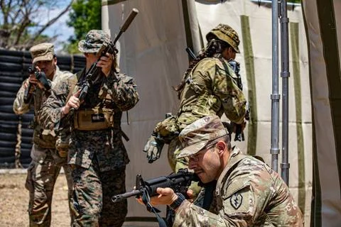 RECORD DATE NOT STATED  A U.S. Marine, Australian Soldier, and two U.S. Ar... 写真素材