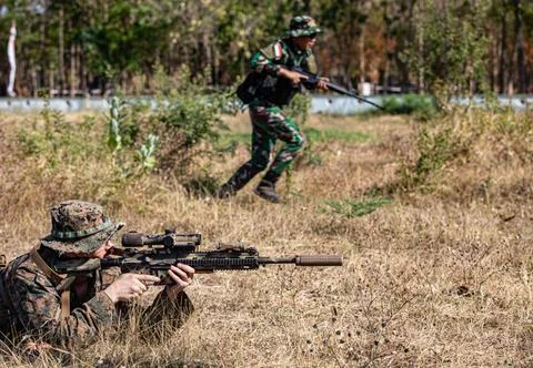 RECORD DATE NOT STATED  A U.S. Marine and an Indonesian Service Member, co... Foto stock