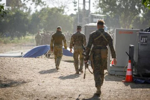 RECORD DATE NOT STATED  U.S. and Australian Servicemembers move out to dis... Foto stock