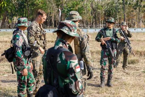 RECORD DATE NOT STATED  U.S. and Indonesian Servicemembers share verbal co... Stock Photos
