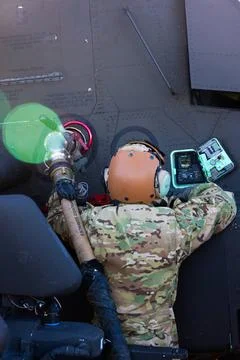RECORD DATE NOT STATED  A U.S. Army Soldier refuels an AH-64E Apache durin... Foto stock