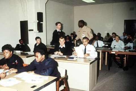 RECORD DATE NOT STATED USMC GYSGT Turner gives inprocessing indoctrination... Foto stock