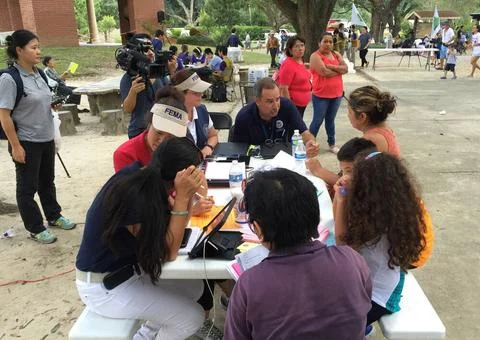 RECORD DATE NOT STATED Vietnamese-speaking FEMA workers interpret for floo... Foto stock