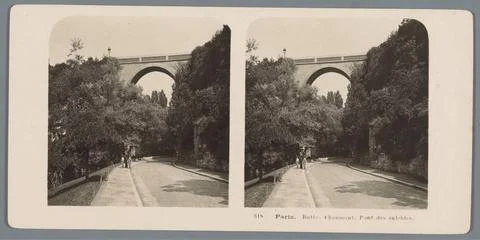 RECORD DATE NOT STATED  View of a bridge in the Parc des Buttes-Chaumont i... Fotos de archivo