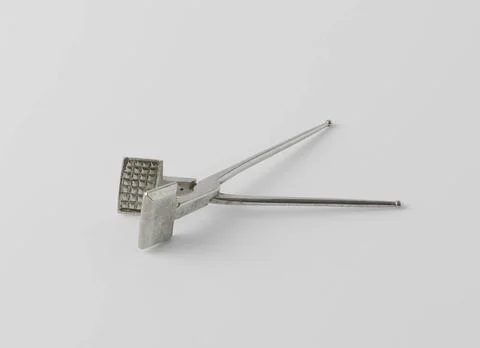 RECORD DATE NOT STATED  Waffle iron with round handle with button, anonymo... Photos