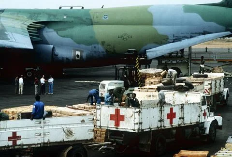 RECORD DATE NOT STATED Workers load boxes containing meals-ready-to-eat (M... Fotos de archivo