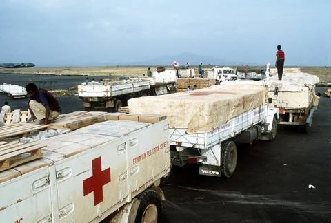 RECORD DATE NOT STATED Workers load boxes containing meals-ready-to-eat (M... Fotos de archivo