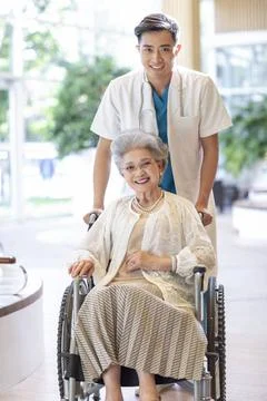 RECORD DATE NOT STATED Young Chinese doctor taking care of senior woman in... Fotos de archivo