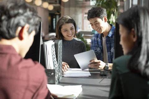 RECORD DATE NOT STATED Young abroad students talking in computer lab Beiji... Stock-Fotos