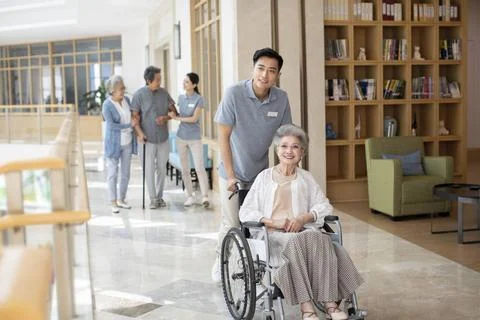 RECORD DATE NOT STATED Young Chinese nurse assistant taking care of senior... Foto stock
