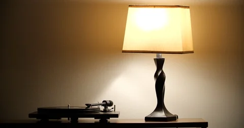 Record player and lamp Vídeos de archivo 104110495