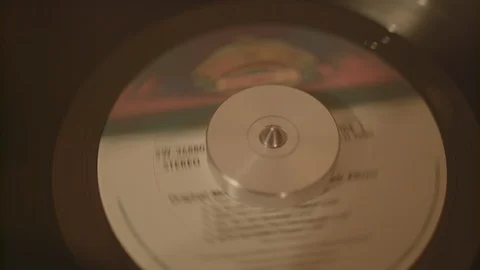 Record Player Close Up on Vinyl Spinning Vidéo 125047653