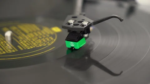 Record player needle lift Video stock 248133211