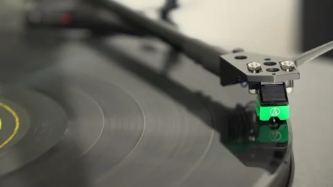 Record player needle lowers Video stock 248134345