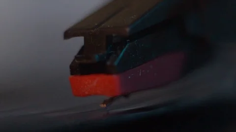 Record Player Needle on Spinning Vinyl, ECU Vidéo 72400020