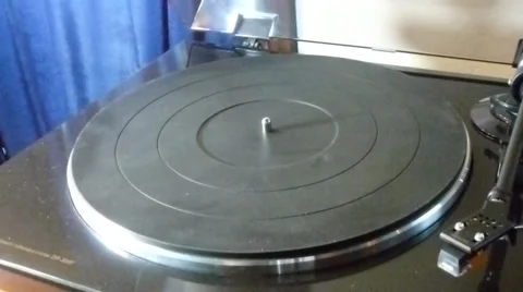 Record Player playing multicolored record 動画素材 36393736