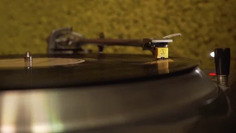 Record Player Playing a Vinyl Vídeo Stock 80523762