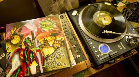 Record Player with Spinning Vinyls TIMELAPSE 库存影片 56804855