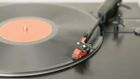 Record player starting to play a 12 inch vinyl record 스톡 동영상 169292294