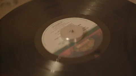Record Player Starts Close Up on Vinyl Spinning from Stop 2 Vidéo 125049042