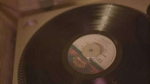 Record Player Starts Close Up on Vinyl Spinning from Stop Vidéo 125049745