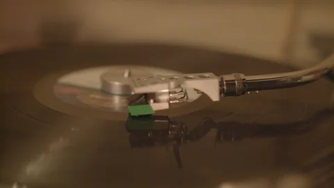 Record Player Vinyl Arm and Needle Close Up Vidéo 125050340