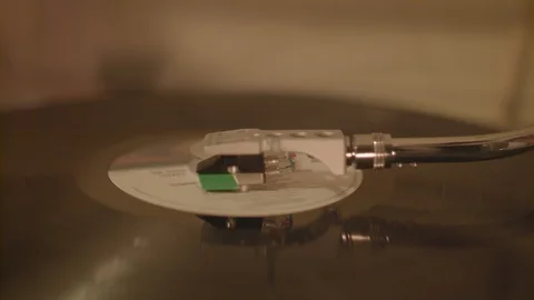 Record Player Vinyl Arm and Needle Moves Off Camera Vidéo 125050525
