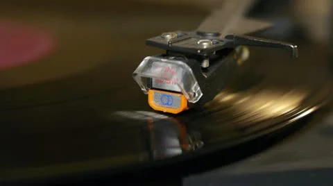 Record playing on turntable Stockbeeldmateriaal 13129254