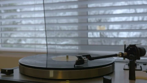 Record playing on turntable, it's snowing outside. Video stock 106025745