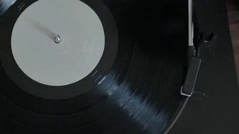 Record spinning on automatic record player 動画素材 169063705