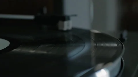 Record spinning on record player 動画素材 169063095
