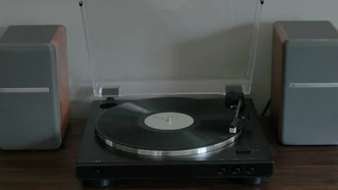 Record spins on record player 動画素材 169063598