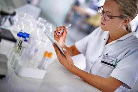 Recording her data for further analysis. A young scientist working on a resea Foto stock