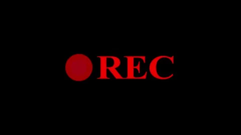 Recording indicator with blinking red dot on black background in motion clip. 库存影片 334906935