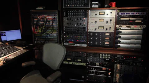 Recording Studio Engineer Recording Drummer 32 库存影片 36118167