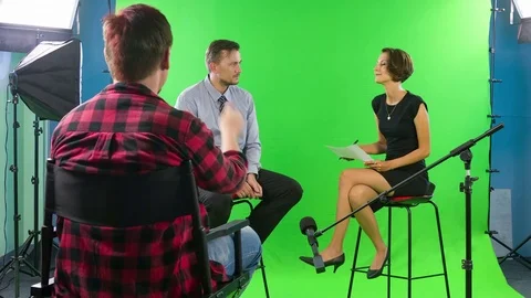 Recording TV program in the studio Director monitors the course of the interview Vidéo 76112551