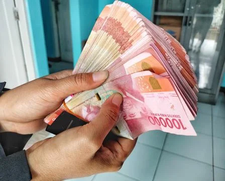 Recounting banknotes Photos