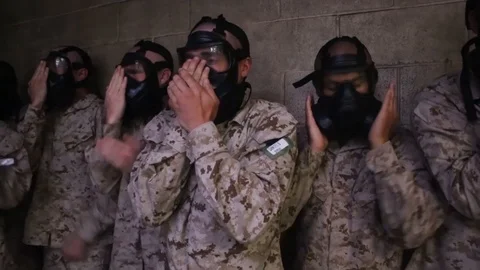 Recruit Training Battalion clean their gas masks with water - 2014 Vídeos de archivo 101182853