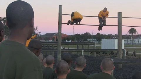 Recruits receive instructions and demonstrations from their instructors - 2016 Vídeos de archivo 88629330