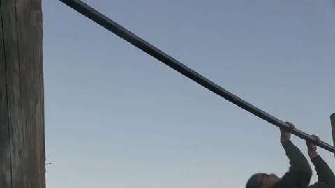 Recruits receive instructions from their instructors about obstacle course -2016 Vídeos de archivo 88629342