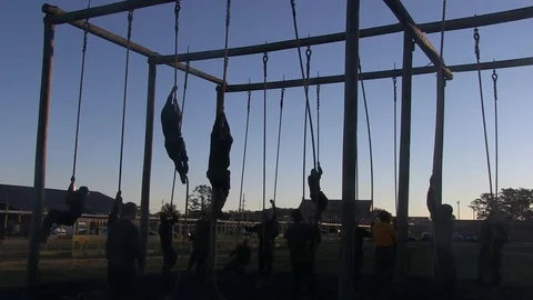 Recruits receive instructions from their instructors about obstacle course -2016 Vídeos de archivo 88629401