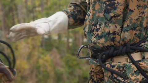 Recruits trained to use rappel tower and gas chamber to overcome fear - 2018 Vídeos de archivo 92920060