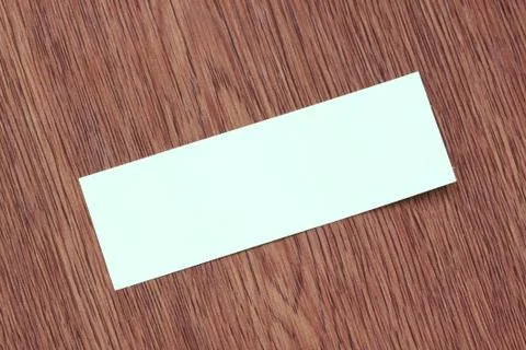 Rectangle of blue note paper stuck on dark wood. Foto stock