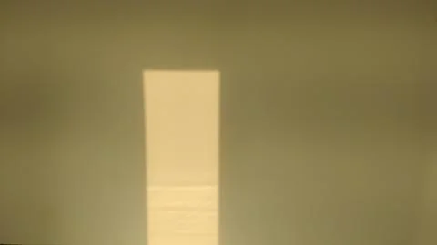 Rectangle of light shines on a wall in a simple and minimal scene shot Foto stock