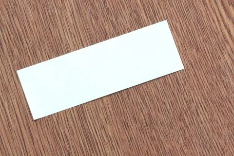 Rectangle of note paper stuck on dark wood. Foto stock