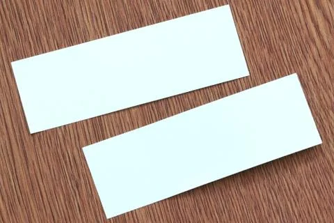 Rectangle of note paper stuck on dark wood. Foto stock