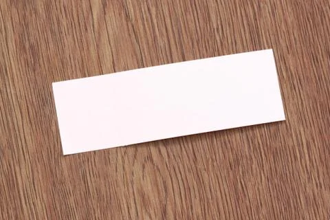 Rectangle of note paper stuck on dark wood. Foto stock