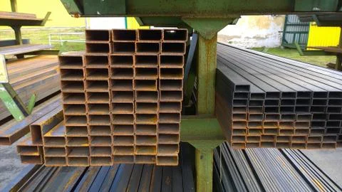 Rectangle Steel Tube in rows. Rectangular rusty pipe. Hot and cold rolled metal Foto stock